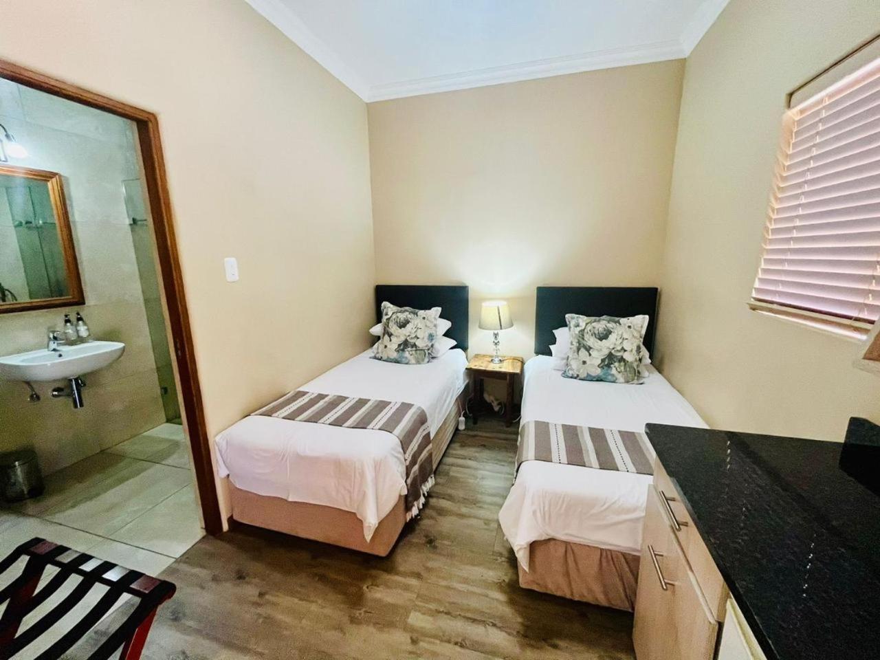 17 On Bird Guest House Beaufort West Exterior foto