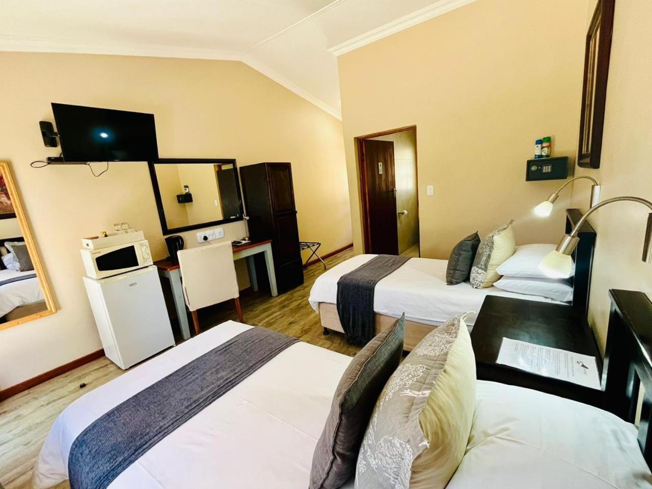 17 On Bird Guest House Beaufort West Exterior foto